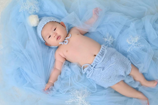 凤城两个半月宝宝发育标准